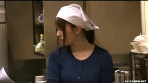 Японка волосатой пиздой скачет на члене маньяка