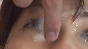 Большим количеством спермы залили лицо азиатки