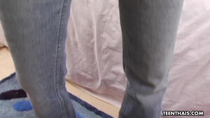 Возбужденный мужик присунул большой член в пизду тайки