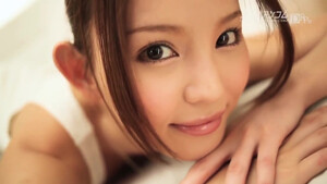 Узкоглазый наглец все глубже сует пальцы в киску милой японочке Фудзико