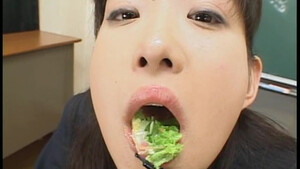 Японка чистит зубы спермой