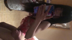 Японка сосет маленький член парня и глотает горячую сперму