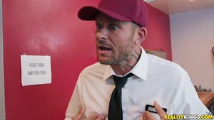 Начальник наказал большим членом азиатку официантку за плохую работу