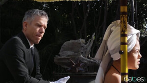 Зрелый дворецкий трахает в жопу узкоглазую хозяйку по её же просьбе