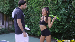 Тренер смачно трахает азиатскую теннисистку в раздевалке