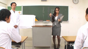 Японская училка прямо на уроке сосет и ебется со студентами во все дырки