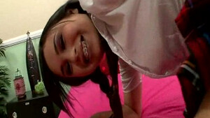 Молодая японочка сосет толстый член мужика