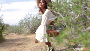 Азиатская девушка Putri Cinta соблазнительно показывает попу в американской пустыне