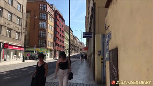 Мужик ранним утром снимает секс со спящей азиаточкой в постели