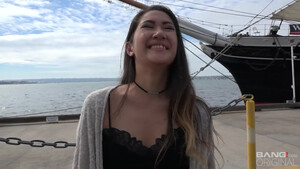 Туристка из Бангкока отсосала незнакомцу и трахнулась за деньги