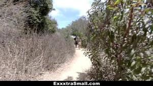 Молодой ковбой эффектно дал в рот низкорослой индианке перед горячим трахом