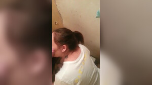 Толстая узбечка отсасывает хуй в грязном общественном сортире