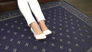 Умелая японка сосет хуй парню и красиво отдается ему в джинсах