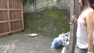 Хитрый японец развел соседку на секс и трахнул в постели