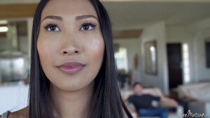 Пасынок лижет киску узкоглазой мачехи перед сексом втайне от отца