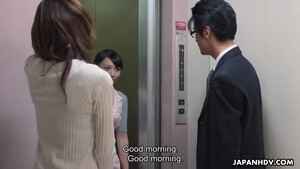 Японка с волосатой пиздой активно трахается с любовником