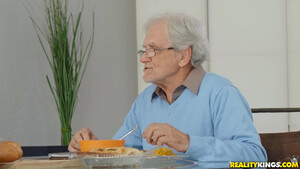 Брат выебал сестру азиатку и мачеху латину