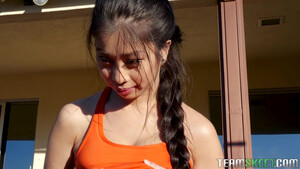 Сисястая азиатка фитоняшка ебется на полу с белым спортсменом