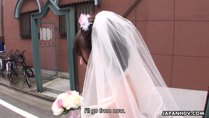 Жених трахает японскую невесту усадив писькой на пенис