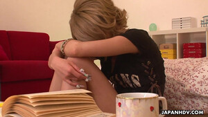 Парень лижет киску и трахает японскую студентку в рот напоив чаем