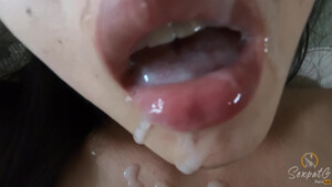 Молодая японка делает минет и ест сперму любовника