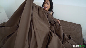 Молодая азиатка подставила жопу под член парня в чужом доме