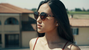 Худая тайка без сисек мастурбирует письку в своей спальне