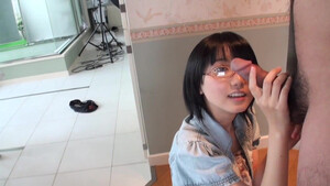 Скромная японка в очках сосет член босса чтобы принял на работу