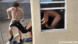 Пацаны выебали узкоглазую доставщицу пиццы вместо чаевых