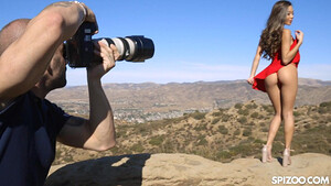 Китаянка согласилась на фотосессию и оказалась на члене фотографа