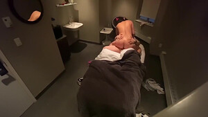 Узкоглазая массажистка села на член клиента за хорошие чаевые