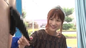 Молодая японка прошла порно кастинг в машине на улице