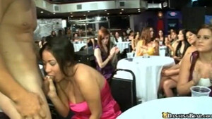 Секс вечеринка в самом разгаре, девки с удовольствием сосут стриптизеру