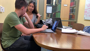 Азиатка решила что лучше сосать член одногруппника чем делать скучные уроки