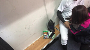 Японочка пробралась в раздевалку и залезла на член капитана бейсбольной команды